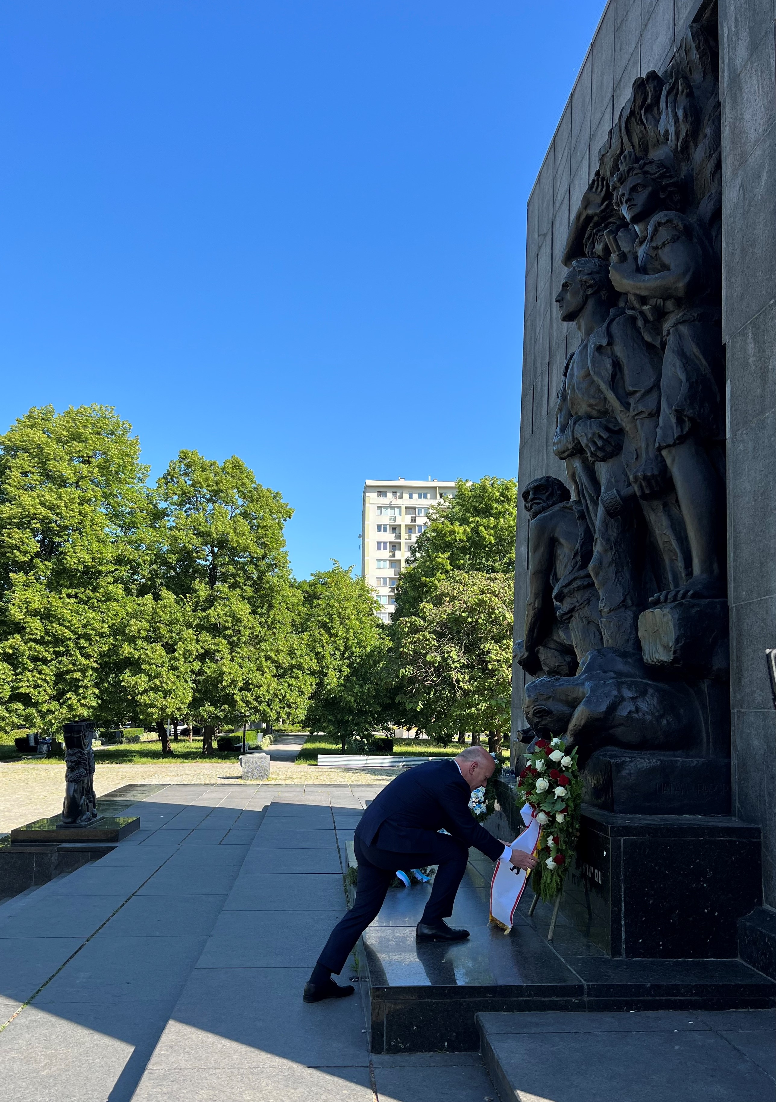 Kranzniederlegung des Regierenden Bürgermeisters von Berlin Kai Wegner vor dem Warschauer Ghetto-Ehrenmal