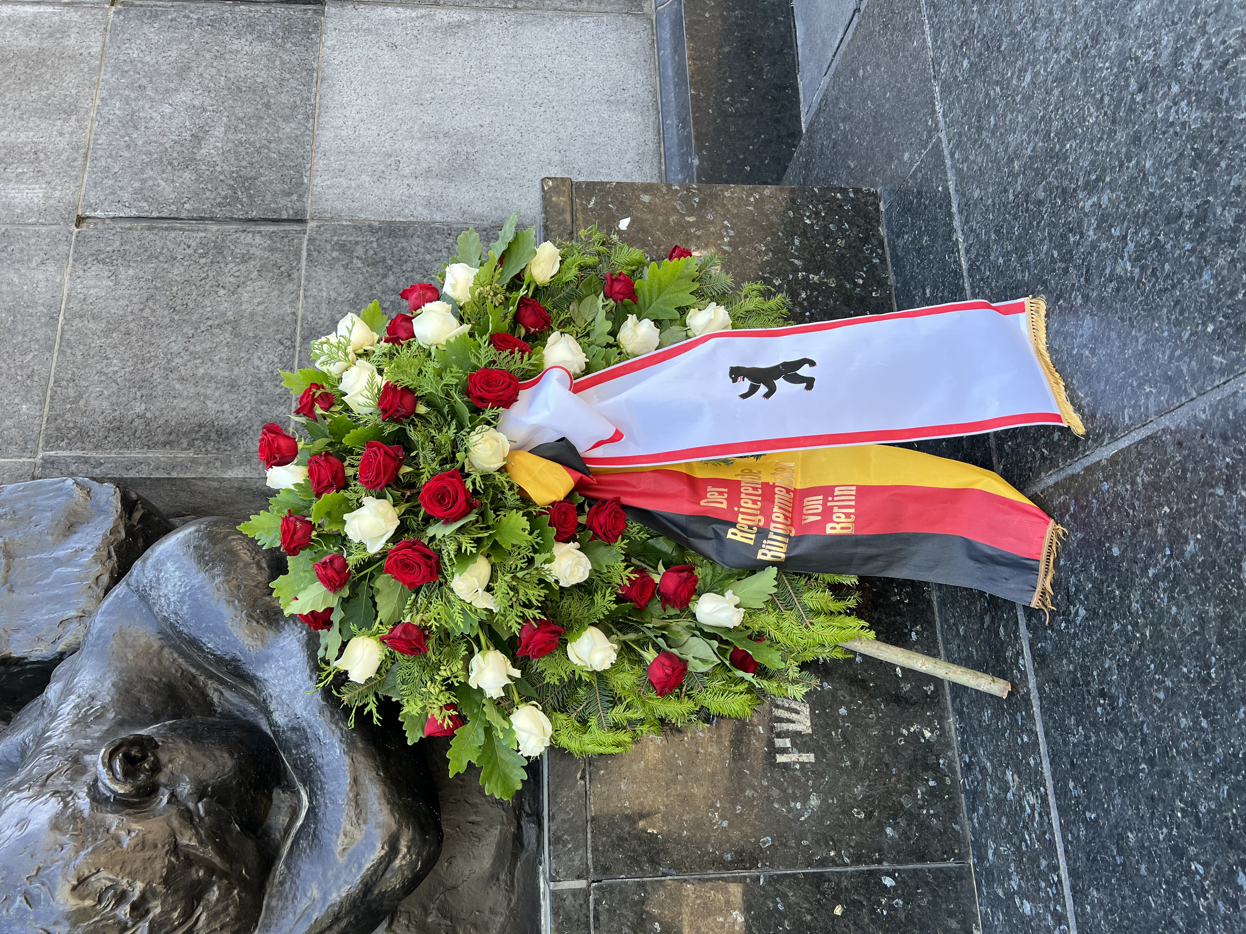 Kranzniederlegung des Regierenden Bürgermeisters von Berlin Kai Wegner vor dem Warschauer Ghetto-Ehrenmal