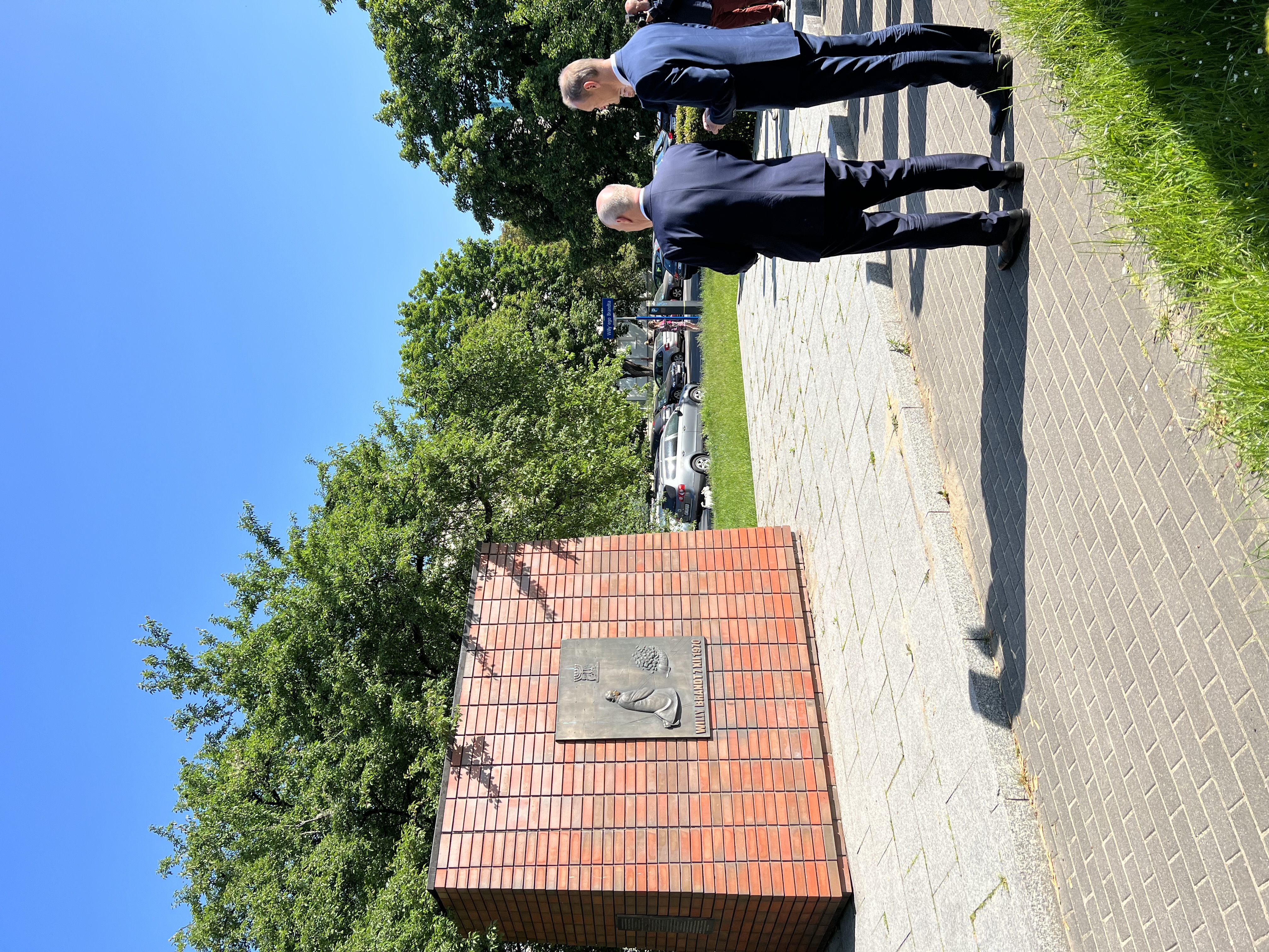 Der Regierende Bürgermeister von Berlin Kai Wegner mit dem deutschen Botschafter in Polen, S.E. Dr. Thomas Bagger vor dem Denkmal des Kniefalls