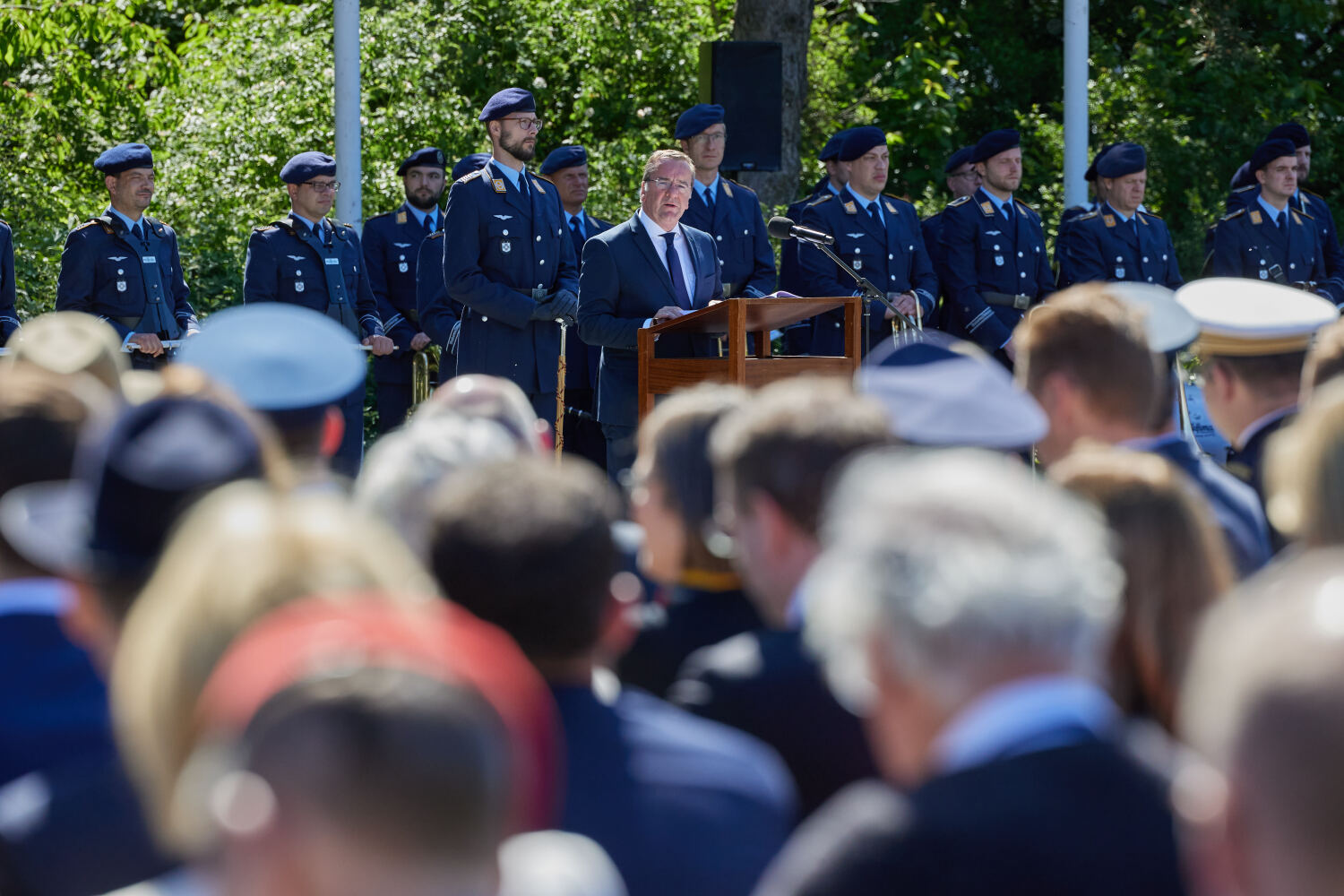 Der Bundesminister der Verteidigung Boris Pistorius hält eine Rede bei der Gedenkveranstaltung zum 75. Jahrestag des Blockade-Endes am Luftbrückendenkmal