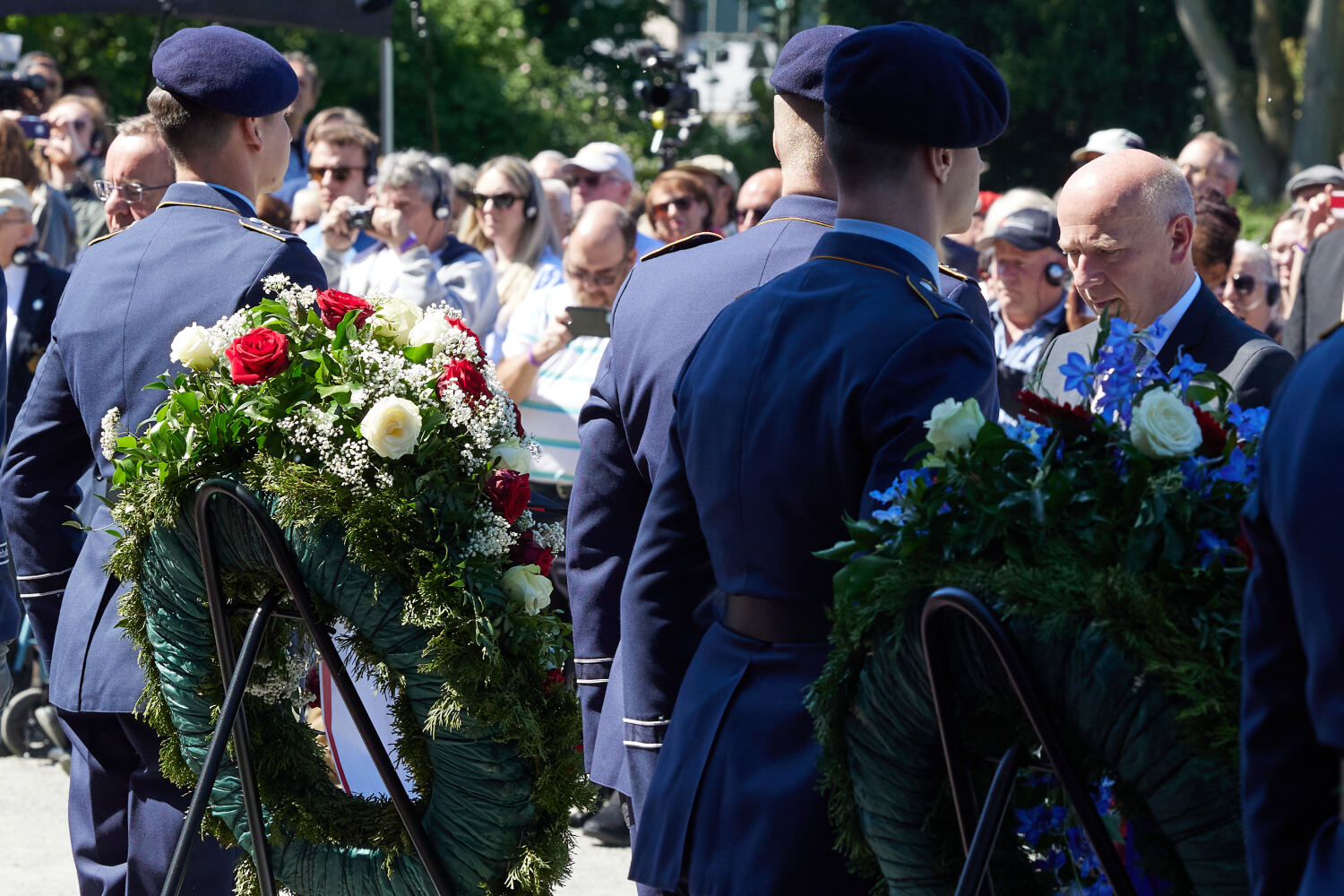 Der Regierende Bürgermeister Kai Wegner bei der Gedenkveranstaltung zum 75. Jahrestag des Blockade-Endes am Luftbrückendenkmal