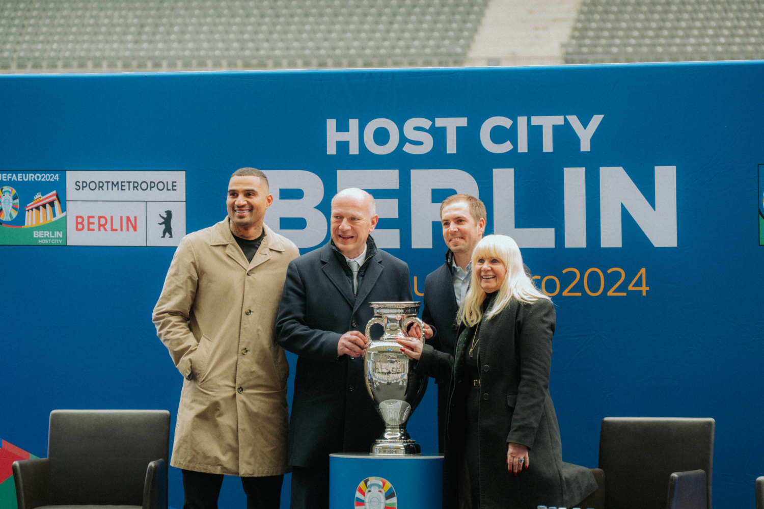 Präsentation des Pokals im Olympiastadion