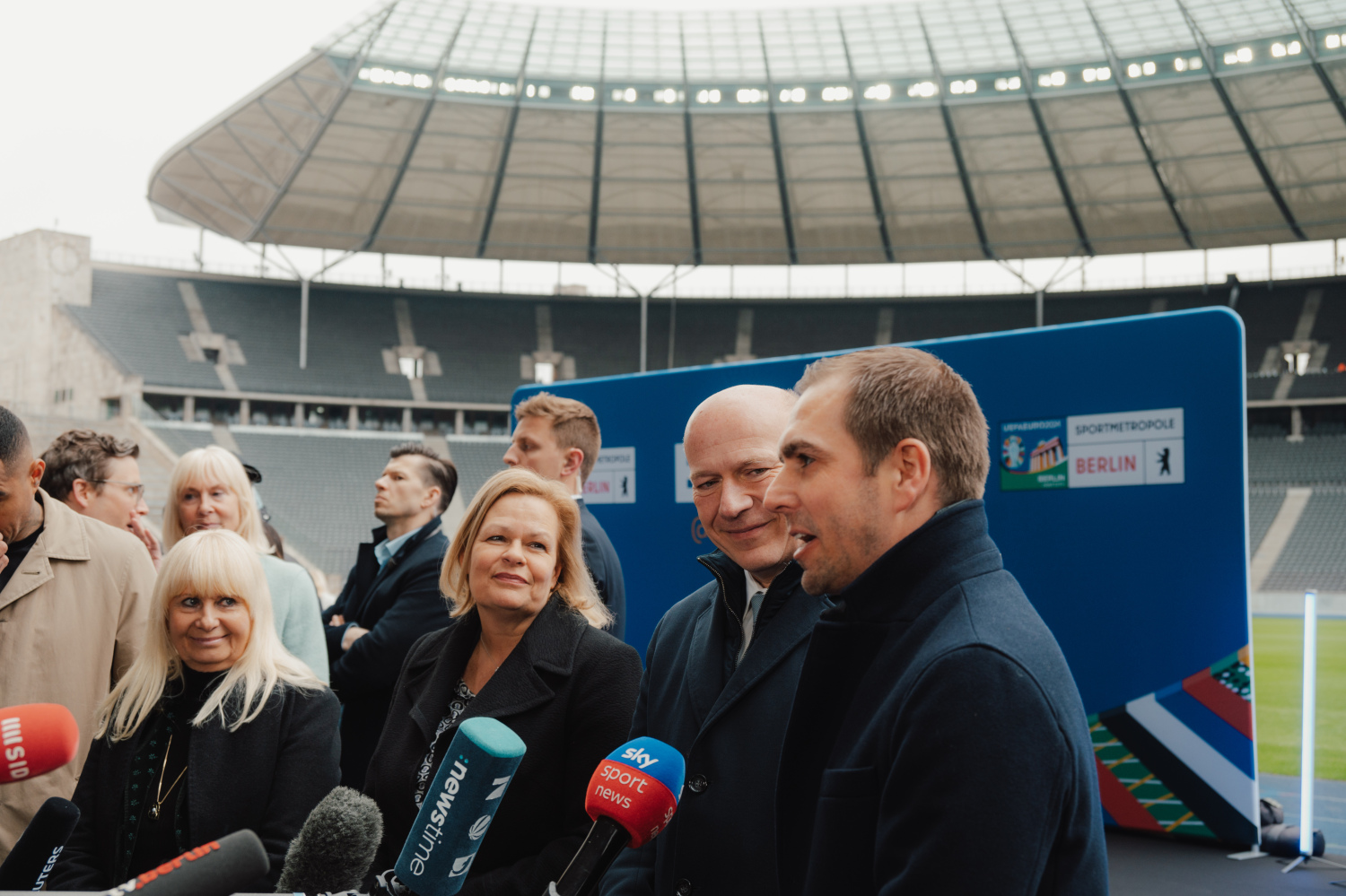 Präsentation des Pokals im Olympiastadion