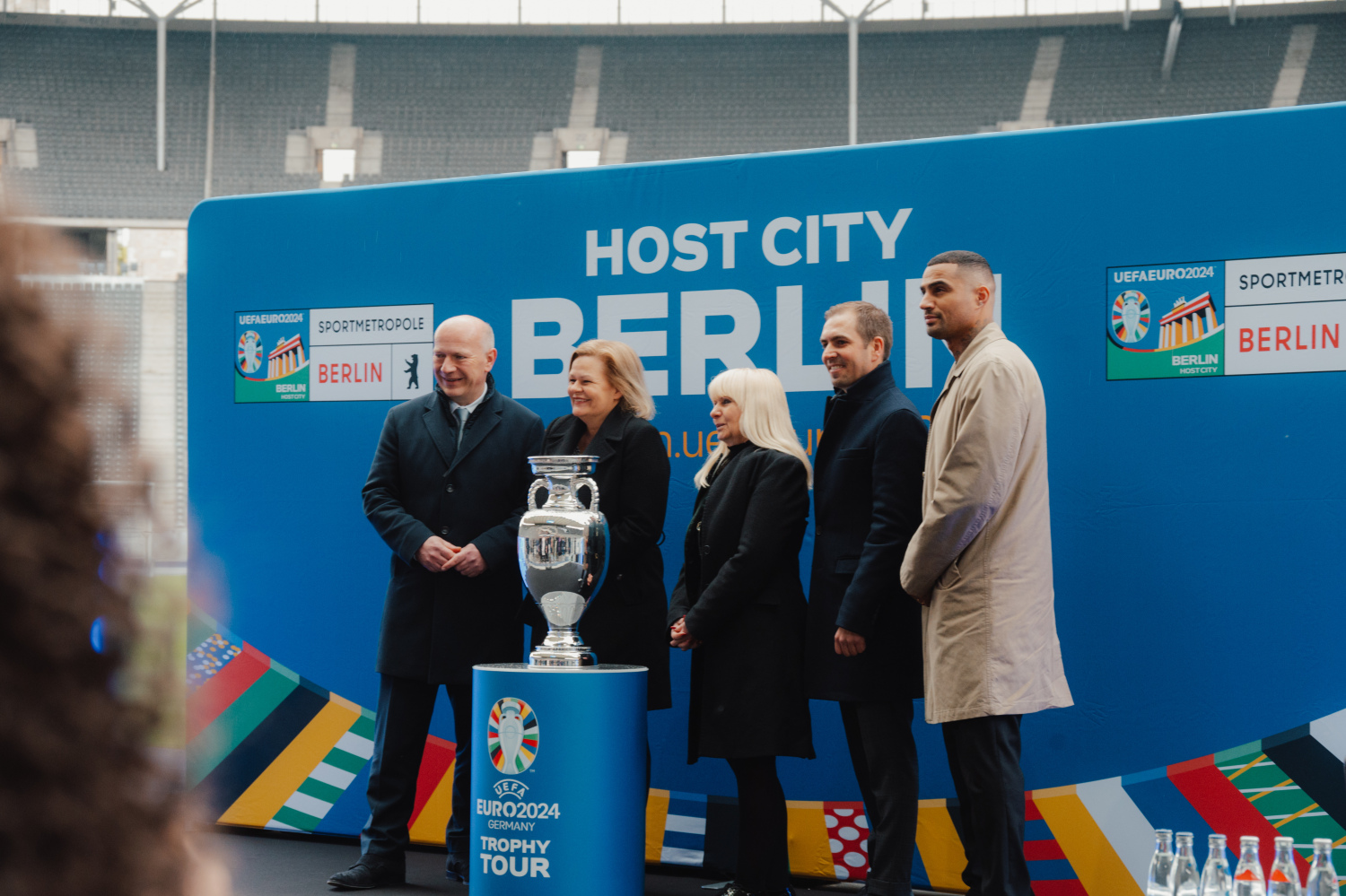 Präsentation des Pokals im Olympiastadion