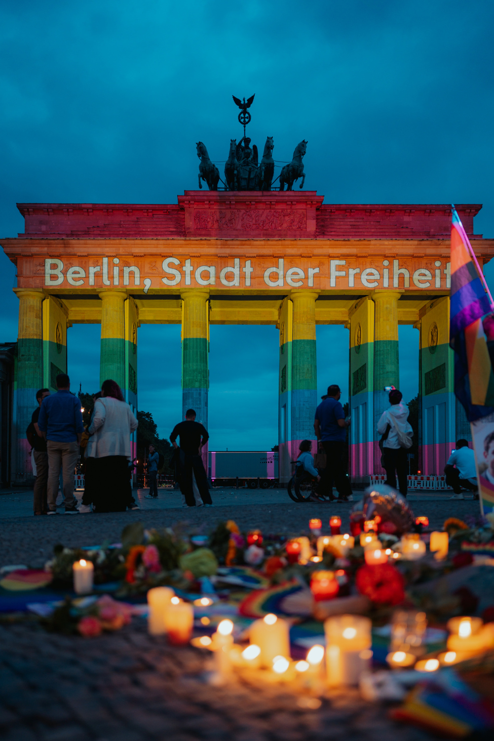 Brandenburger Tor wird in Regenbogenfarben angeleuchtet am 26.07.2026
