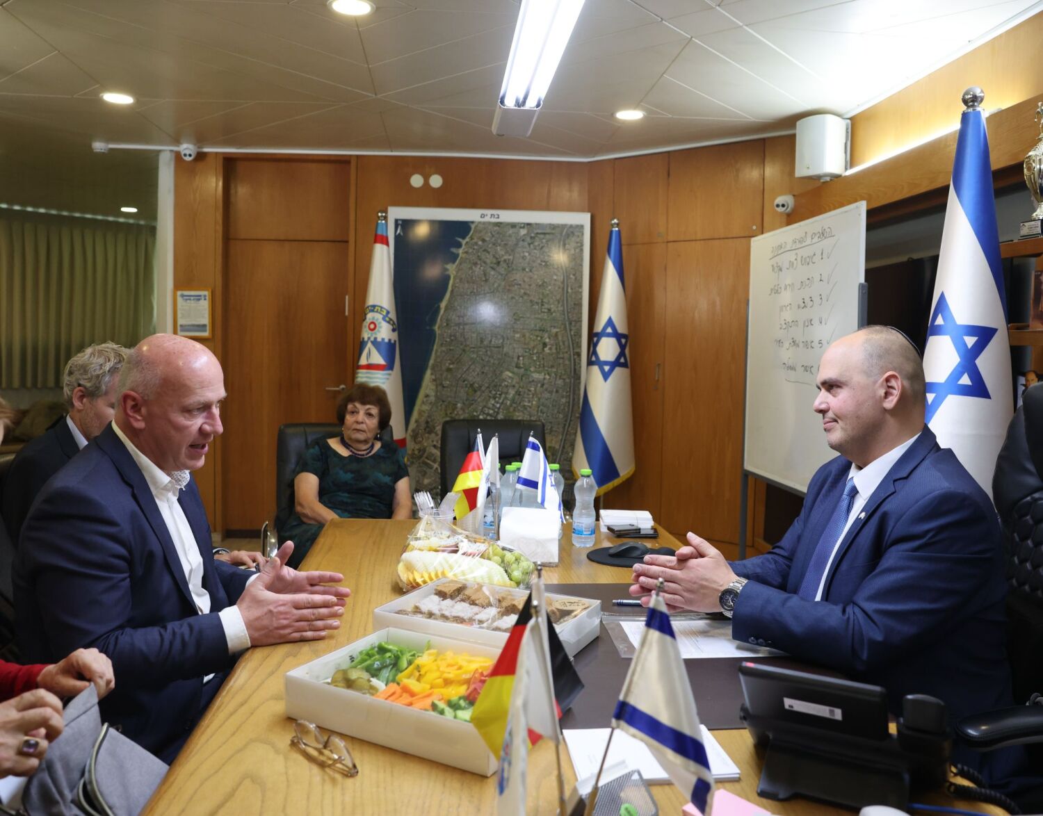 Kai Wegner und Tzvika Brot im Gespräch im Büro des Bürgermeisters von Bat Yam (Israel-Reise Tag 3)