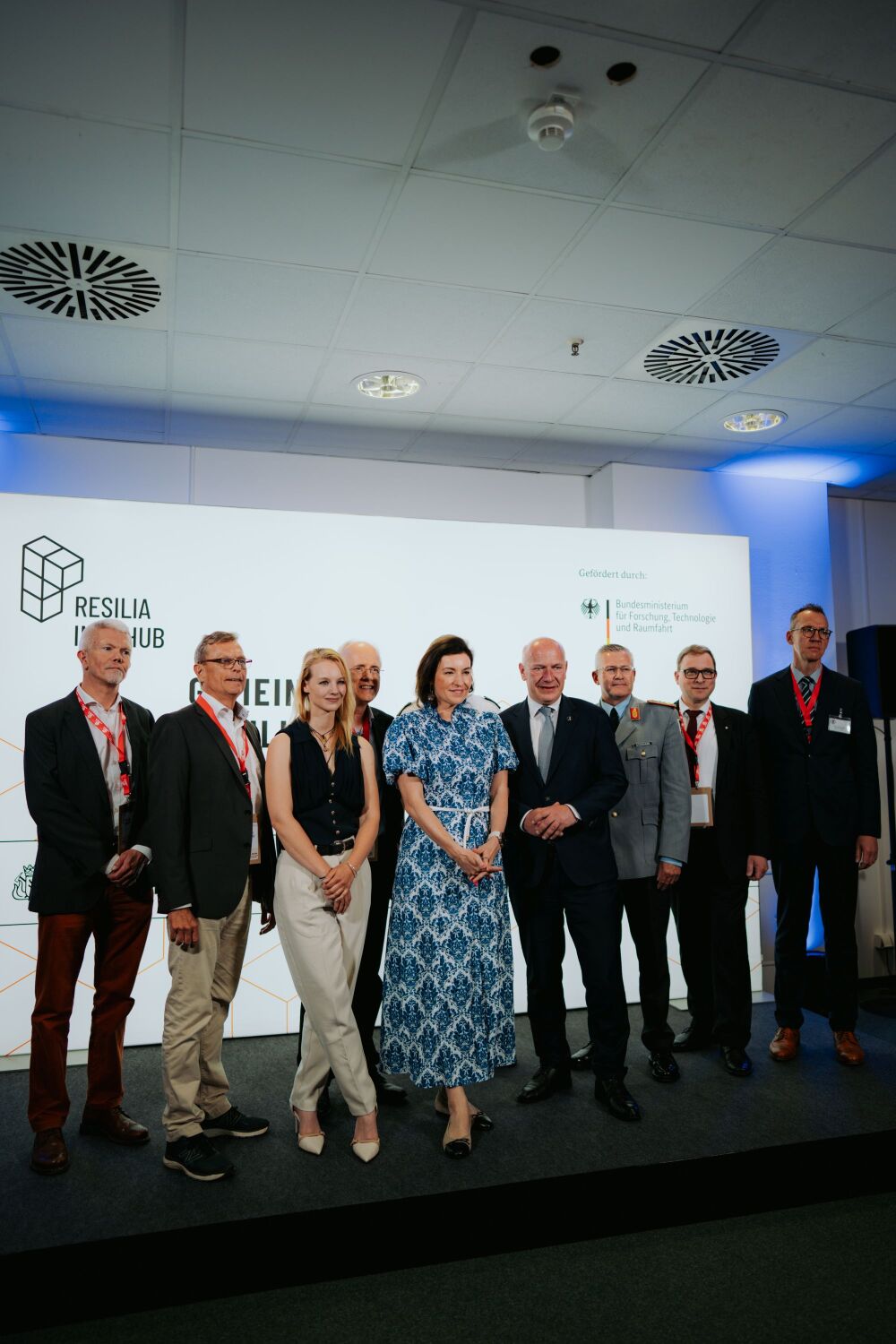 Gruppenfoto mit Kai Wegner und Dorothee Bär in der Mitte
