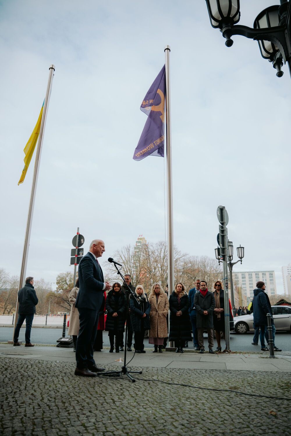 Flaggenhissung zum Internationalen Tag zur Beseitigung von Gewalt gegen Frauen am 25.11.2025