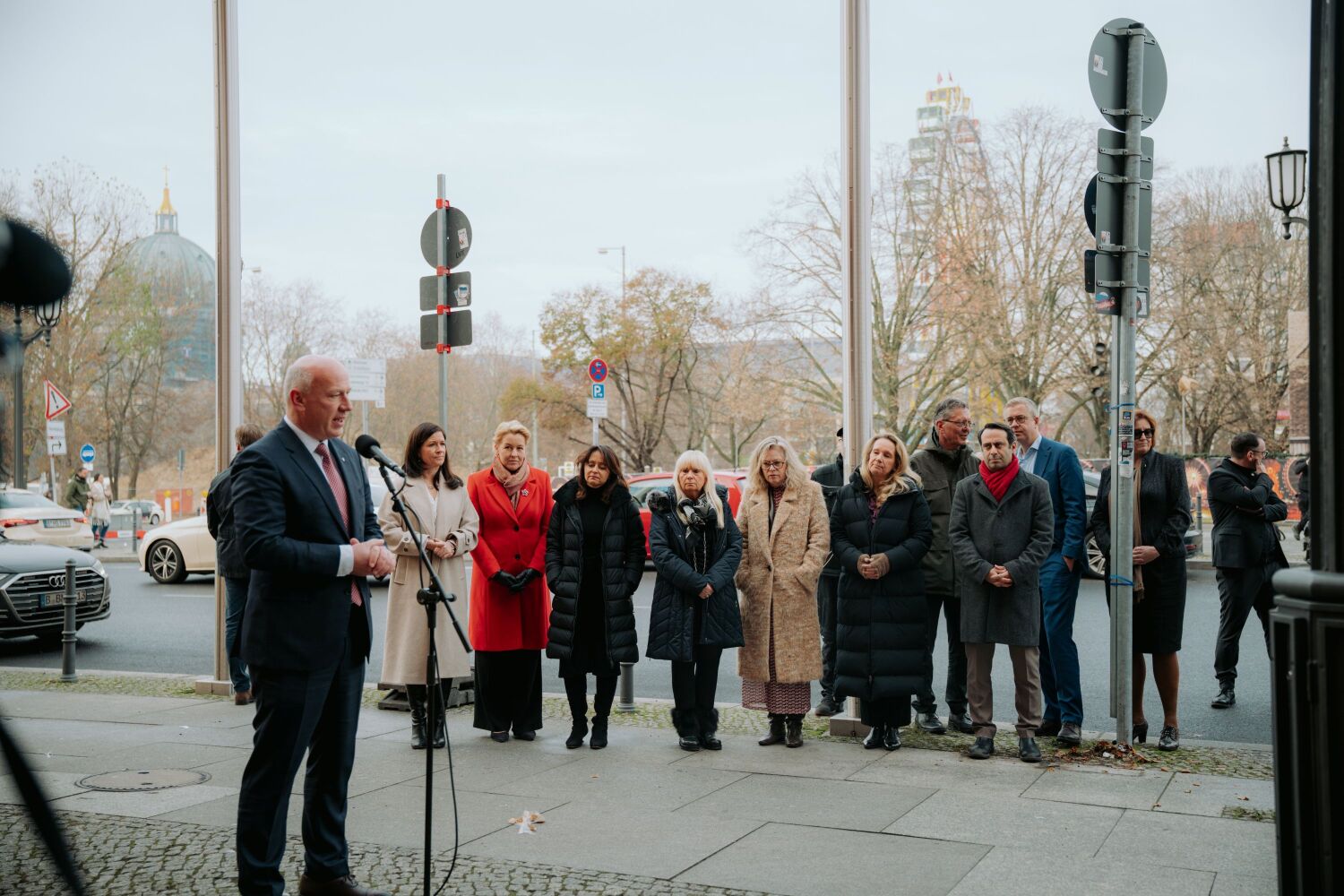 Flaggenhissung zum Internationalen Tag zur Beseitigung von Gewalt gegen Frauen am 25.11.2025