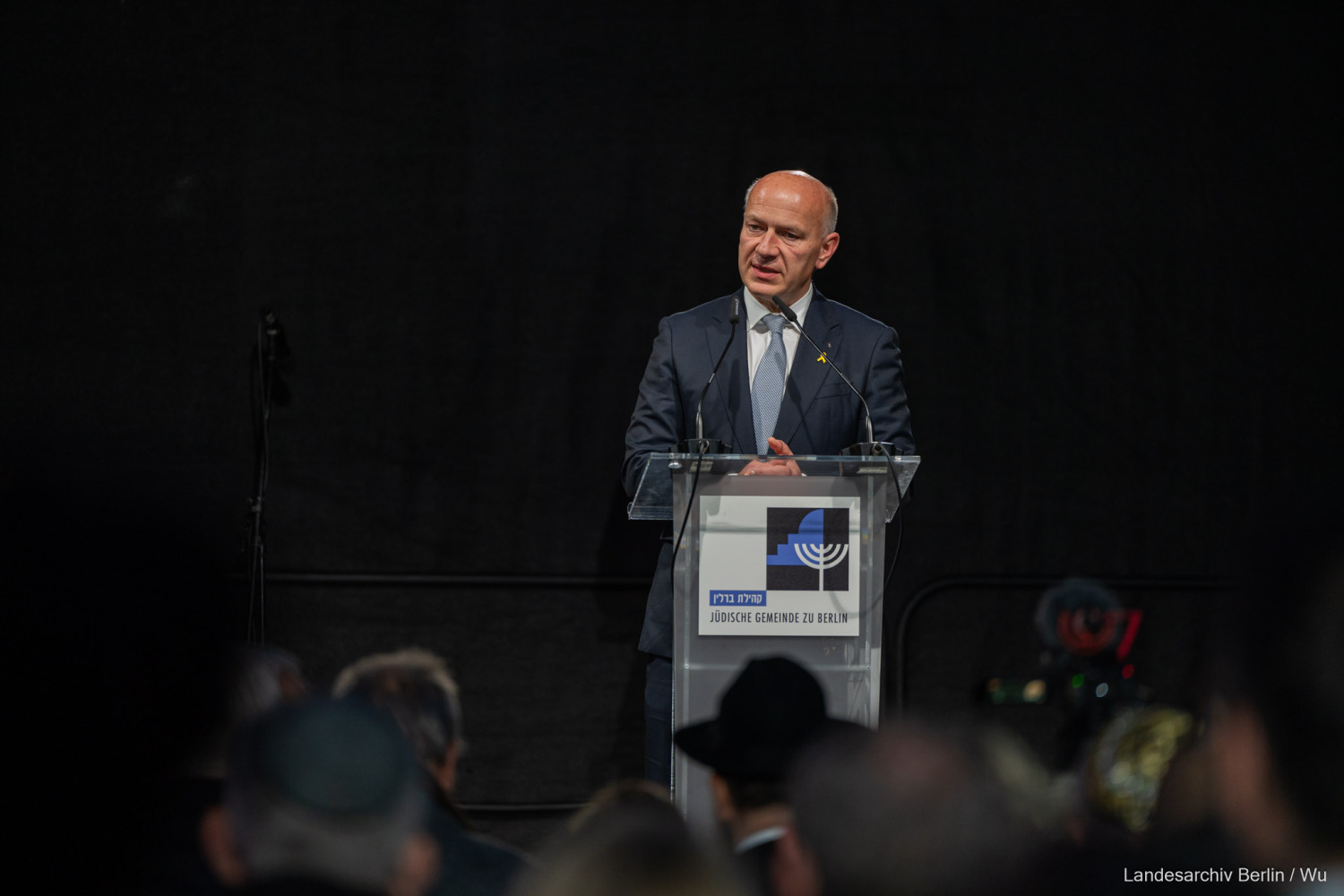 Ökumenischer Gedenkgottesdienst, stiller Solidaritätsmarsch und Gedenkveranstaltung anlässlich des ersten Jahrestags des Terrorangriffs der Hamas auf Israel, Gedächtniskirche, Jüdisches Gemeindehaus