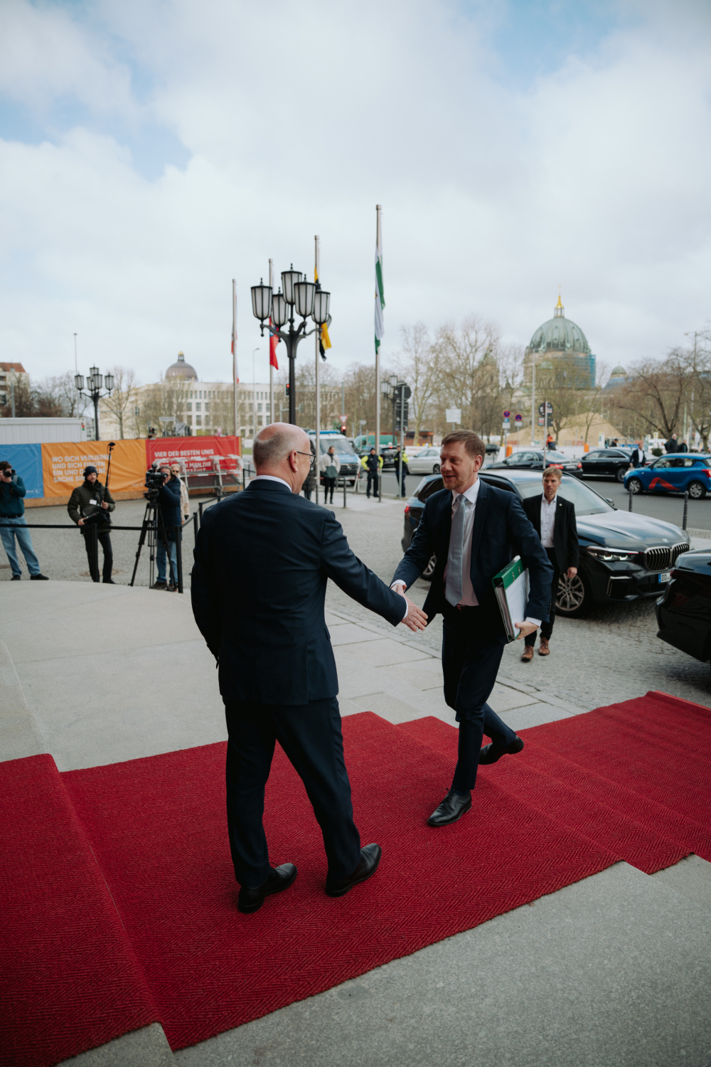 Kai Wegner begrüßt Michael Kretschmer bei der Konferenz der Regierungschefin und der Regierungschefs der Ostdeutschen Länder 2026