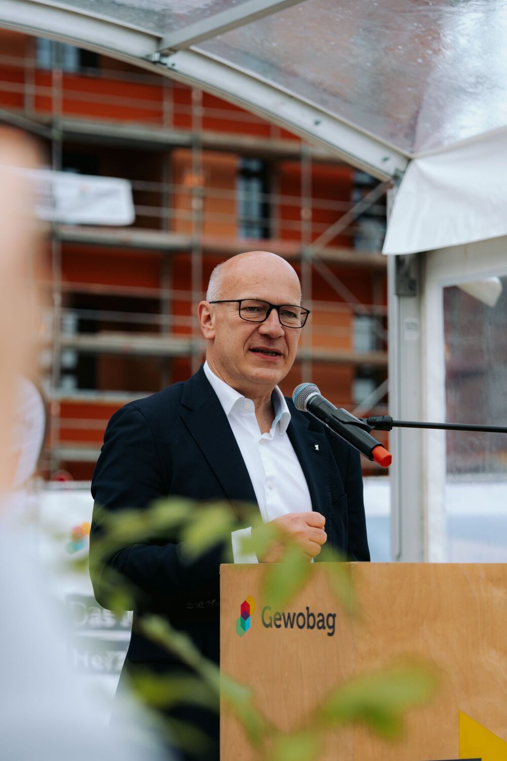 Kai Wegner spricht an einem Rednerpult
