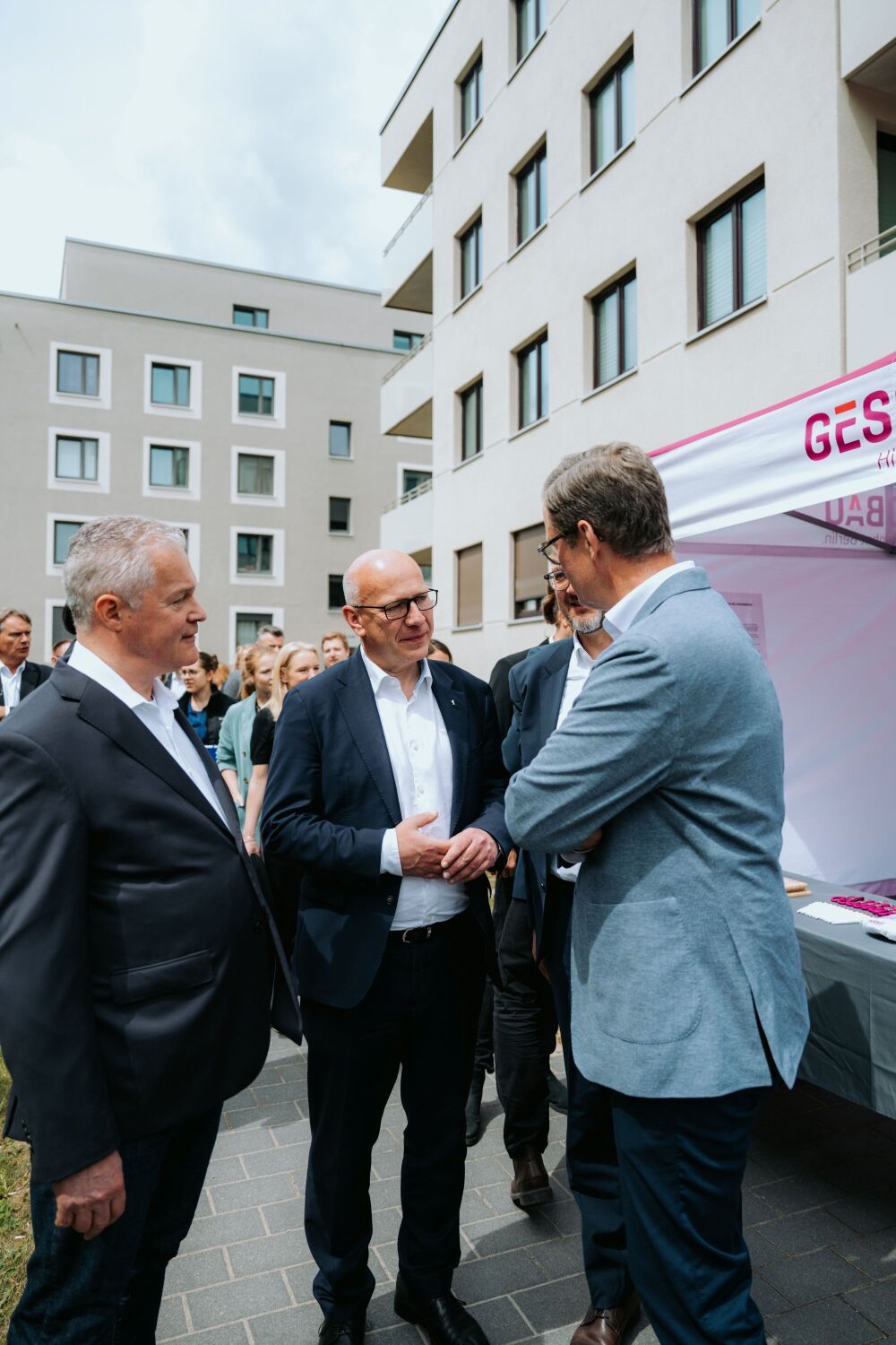 Kai Wegner im Gespräch vor einem GESOBAU-Stand