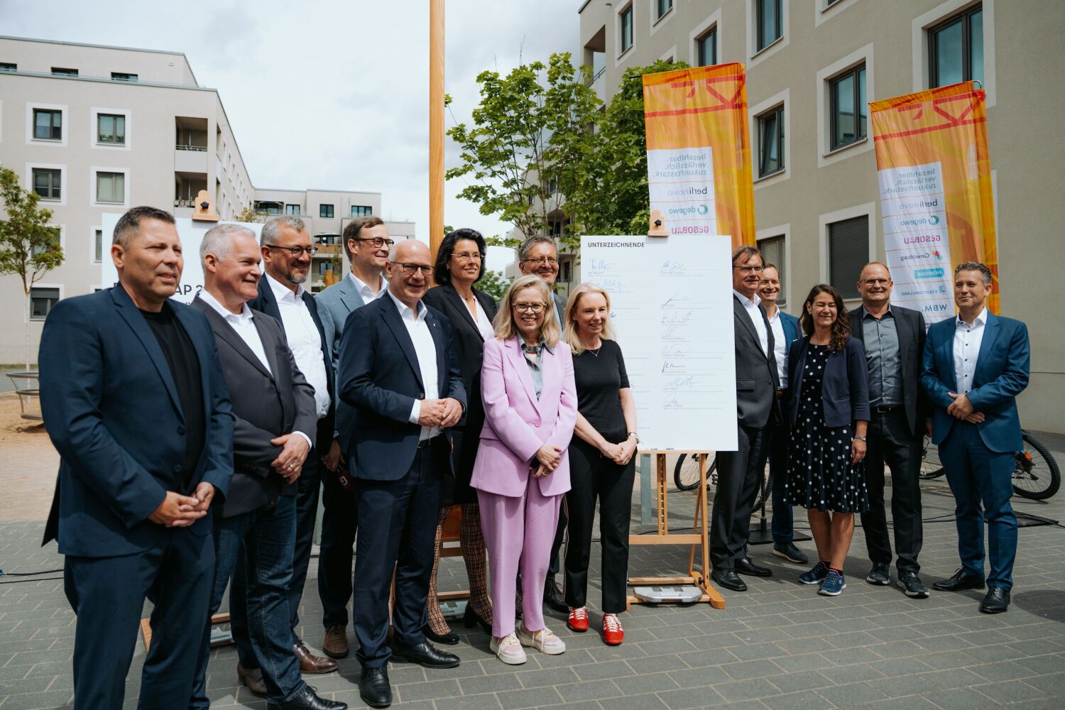 Gruppenfoto vor der unterzeichneten Roadmap 2.0