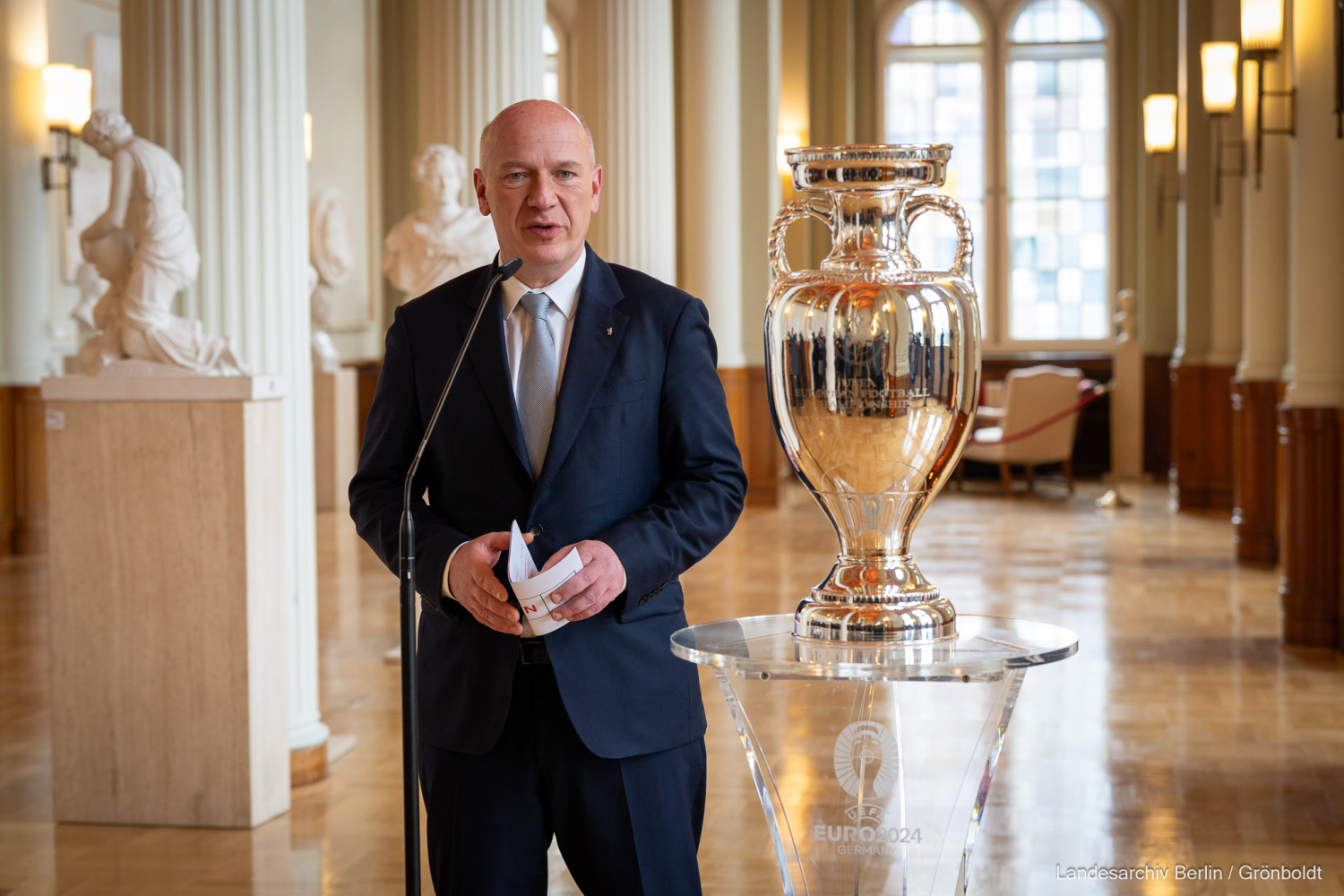 Begrüßung des Uefa-Pokals in Berlin