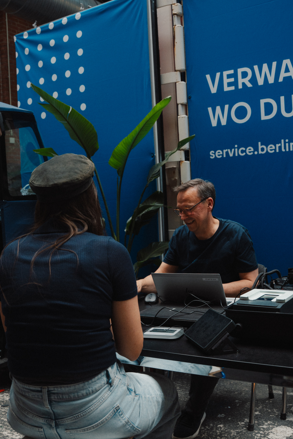 Ansicht eines Mitarbeiter und eine Besucherin beim Stand des Serviceportals