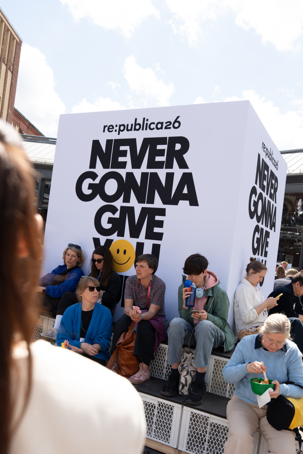 Ansicht eines Banners mit der Aufschrift re:publica 26 Never Gonna Give You Up