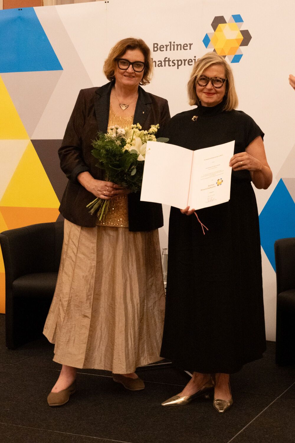 Ina Czyborra verleiht Anita Traninger den Berliner Wissenschaftspreis