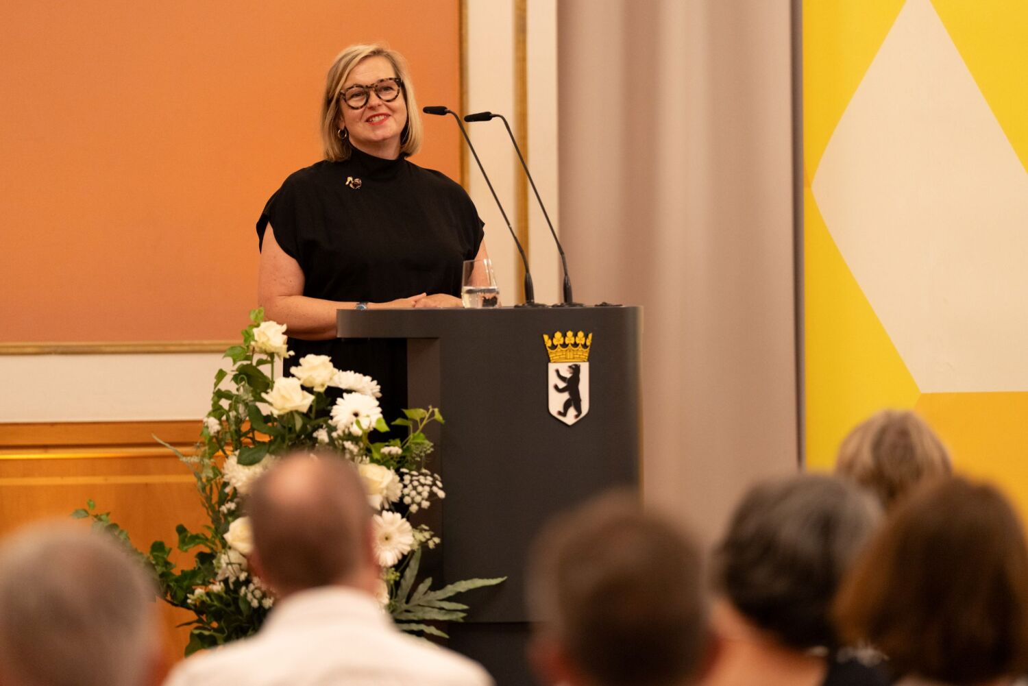 Anita Traninger hält eine Rede am Redepult