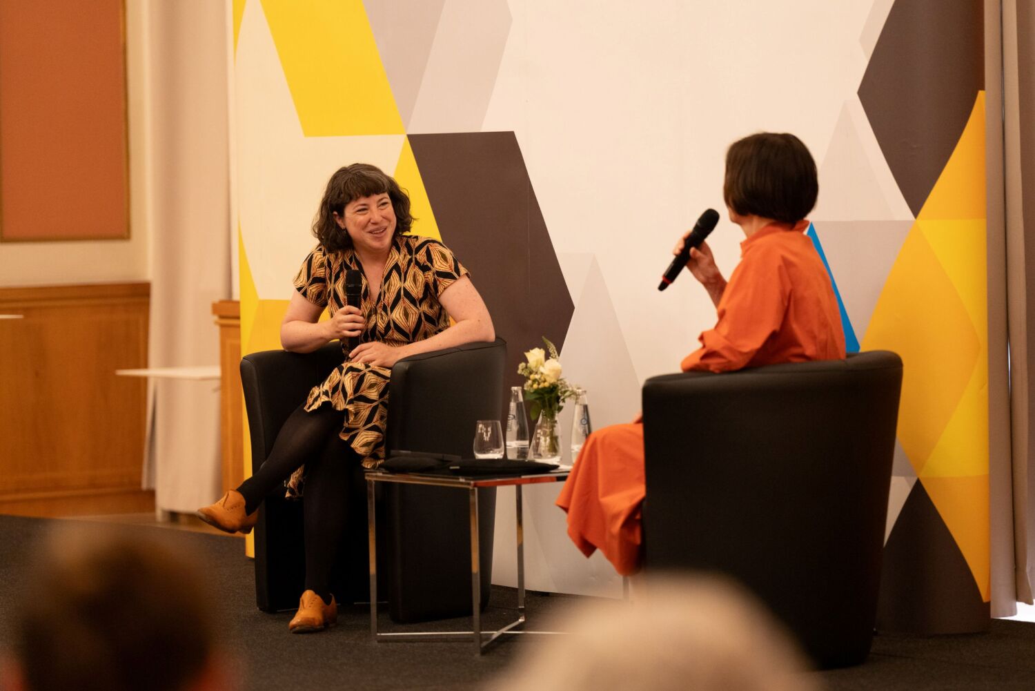 Caterina Schürch spricht bei einem Podiumsgespräch