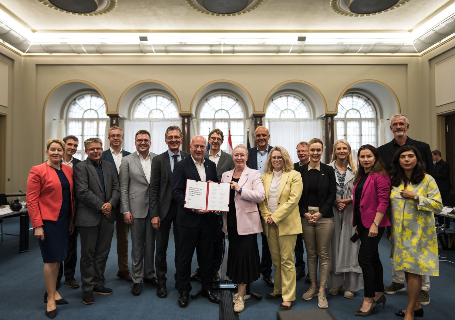 Gruppenbild des Bündnisses für Wohnungsneubau und bezahlbares Wohnen