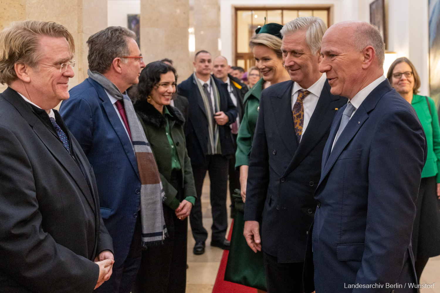 Das belgische Königspaar ist zu Beginn seines Staatsbesuchs von Berlins Regierendem Bürgermeister Kai Wegner begrüßt worden