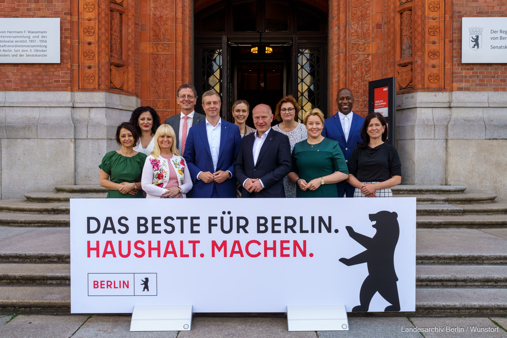 Die Senatsmitgliederinnen und -mitglieder hinter dem Schild: Haushalt.Machen