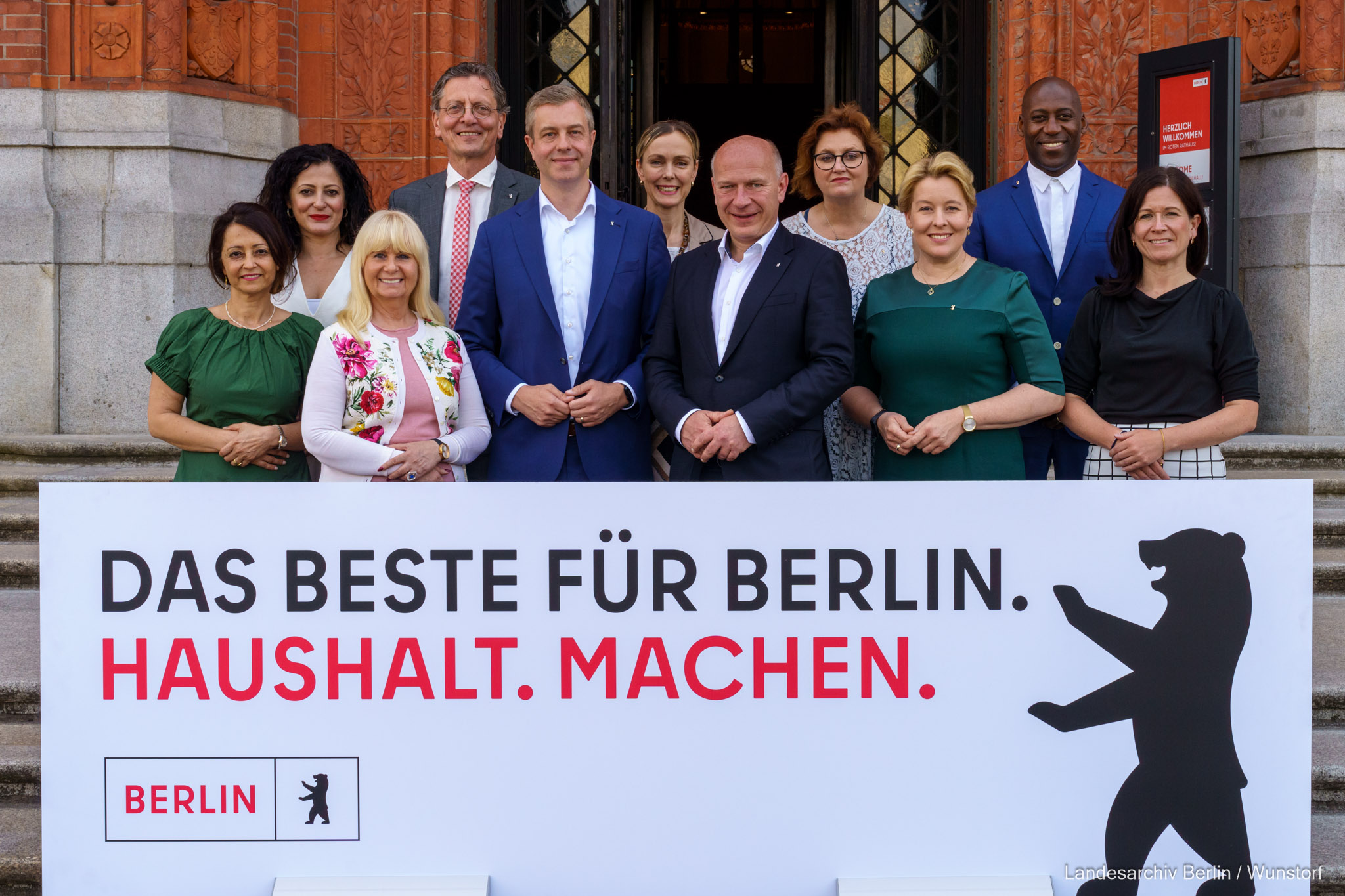 Die Senatsmitgliederinnen und -mitglieder hinter dem Schild: Haushalt.Machen