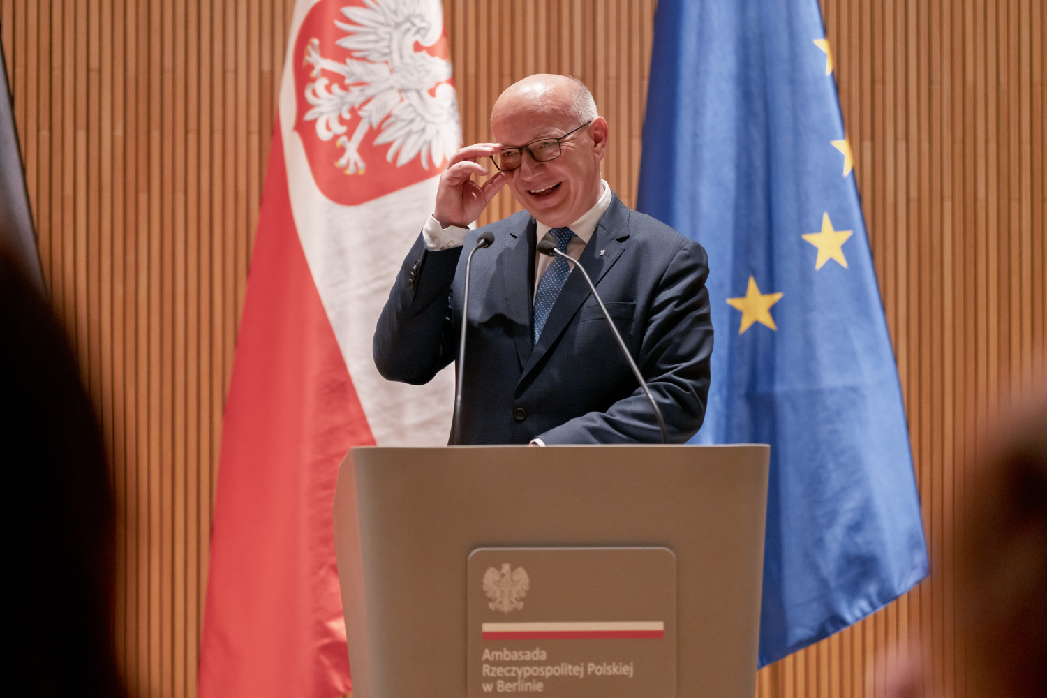 Kai Wegner steht in der Botschaft der Republik Polen an einem Rednerpult
