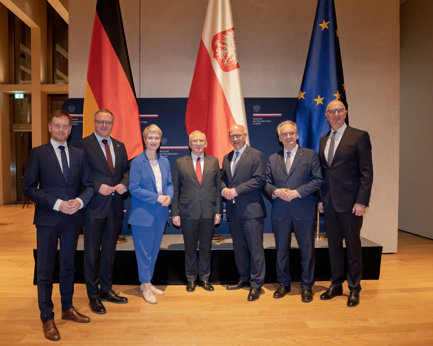 Gruppenfoto der Regierungschefin und Regierungschefs der ostdeutschen Länder mit Reiner Haseloff, Ministerpräsident a.D., und Geschäftsträger a.i. Jan Tombiński in der Botschaft der Republik Polen