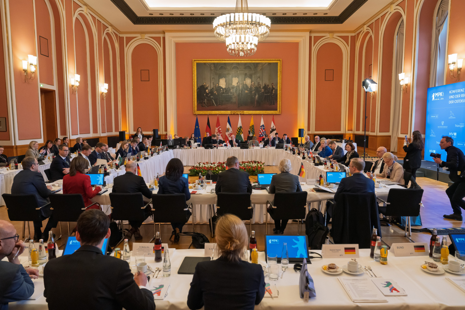 Ansicht der Teilnehmer:innen am Konferenztisch