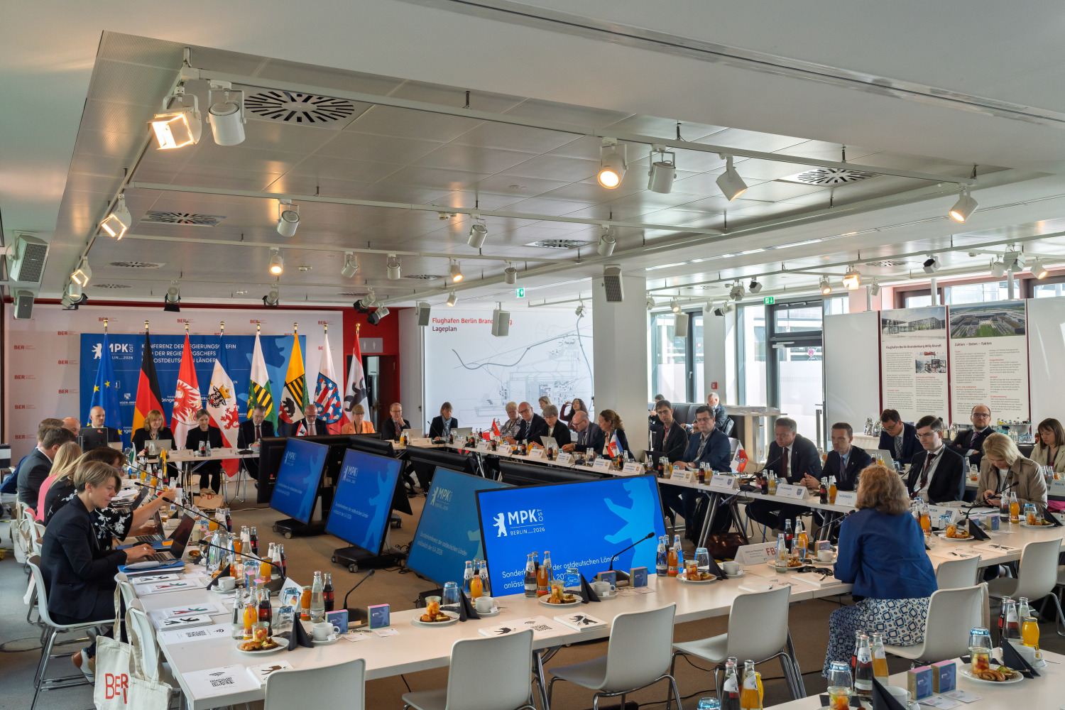 Im Konferenzraum beraten die Gesandten der ostdeutschen Länder