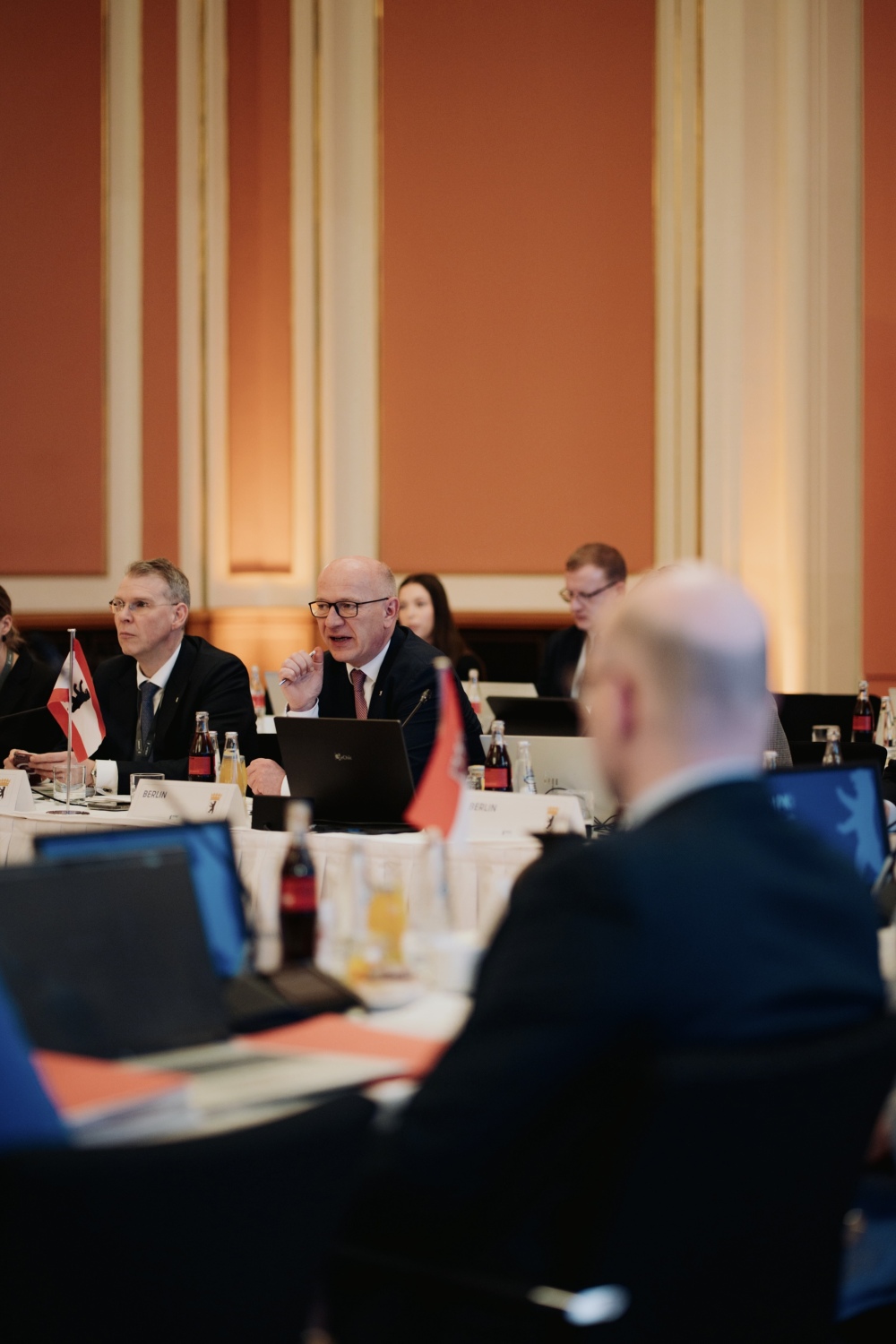 Kai Wegner und Florian Graf während der Konferenz