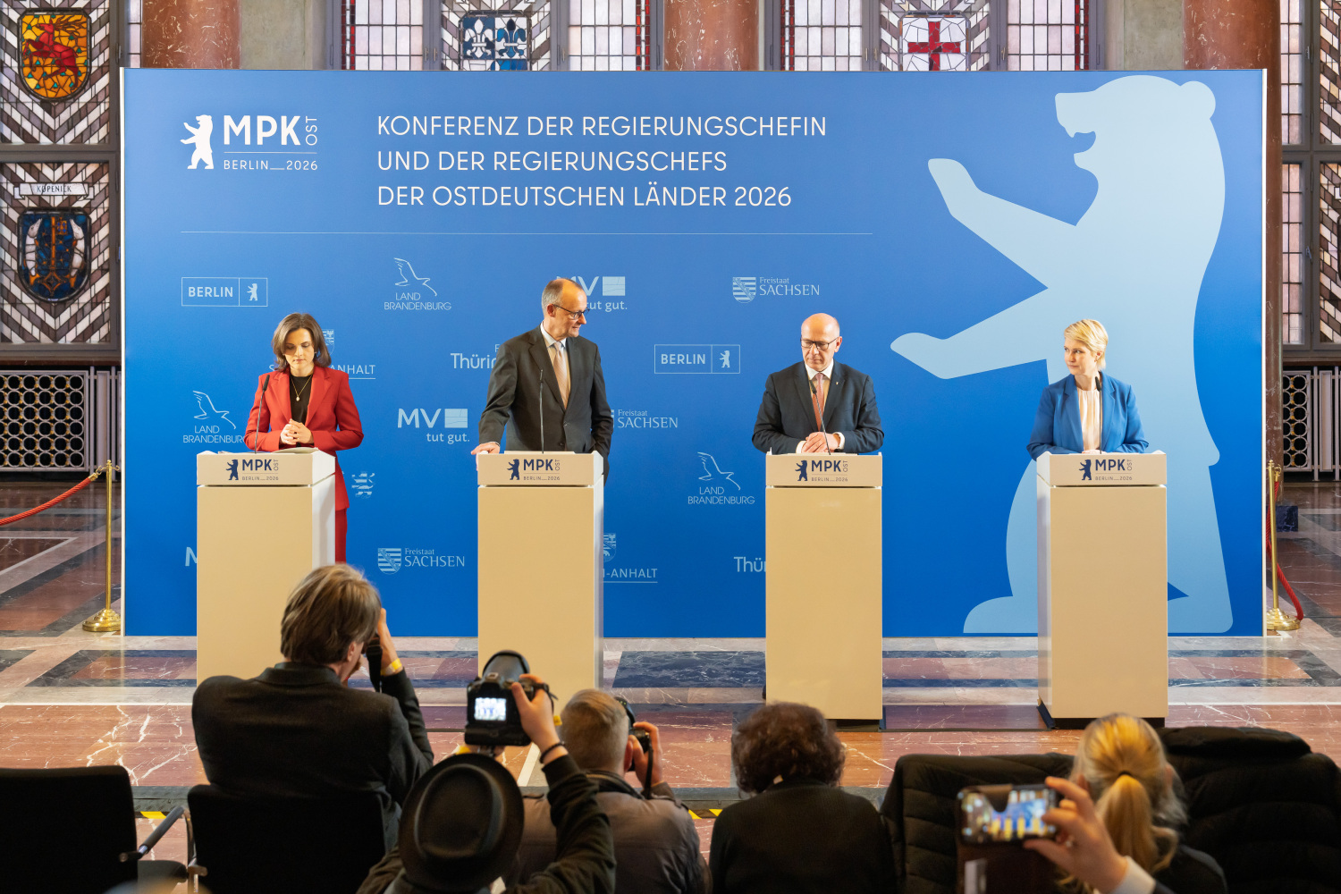 Ansicht der Rednerpulte während der Pressekonferenz