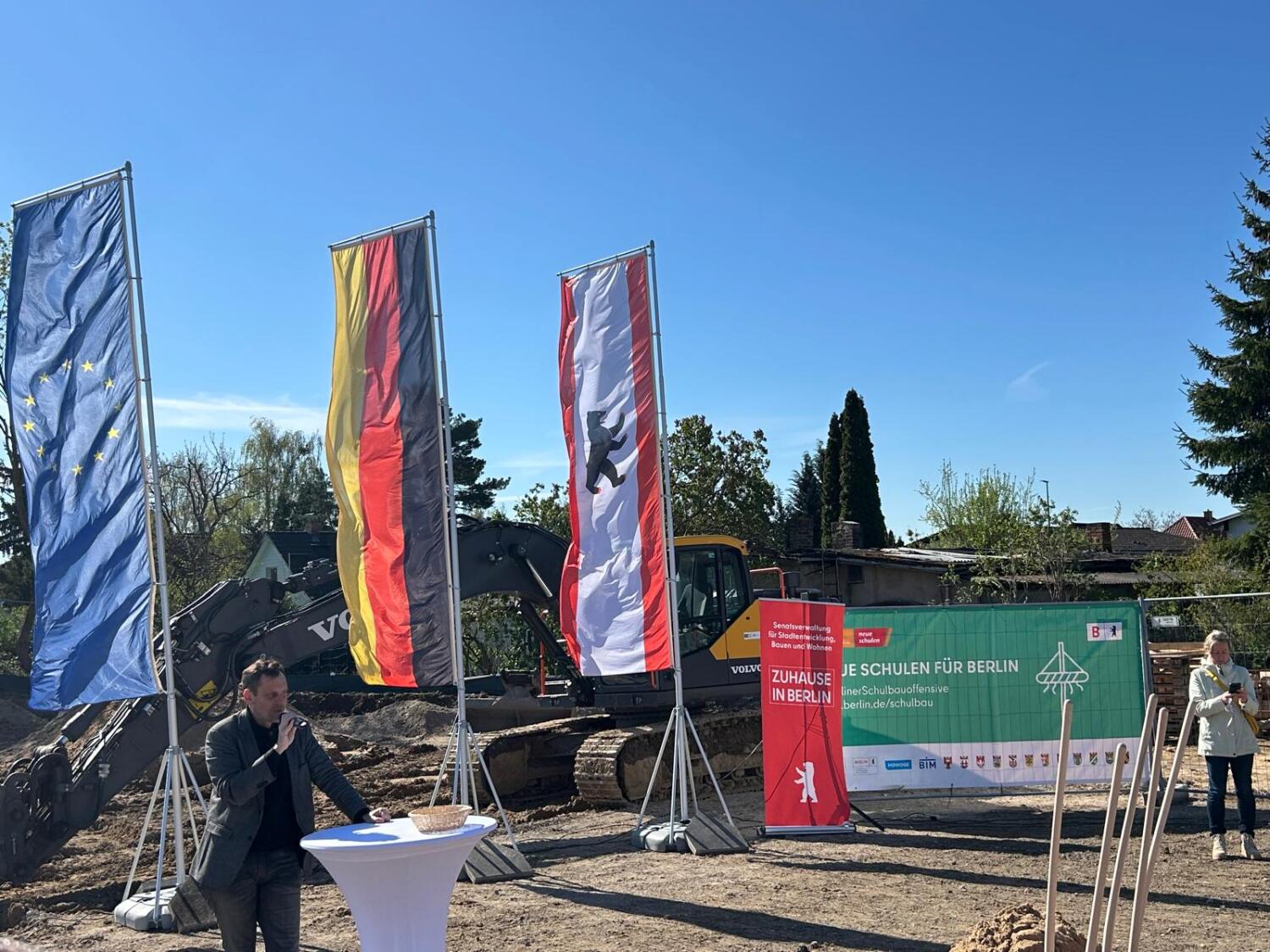 Dr. Torsten Kühne mit Mikrofon auf einer Baustelle