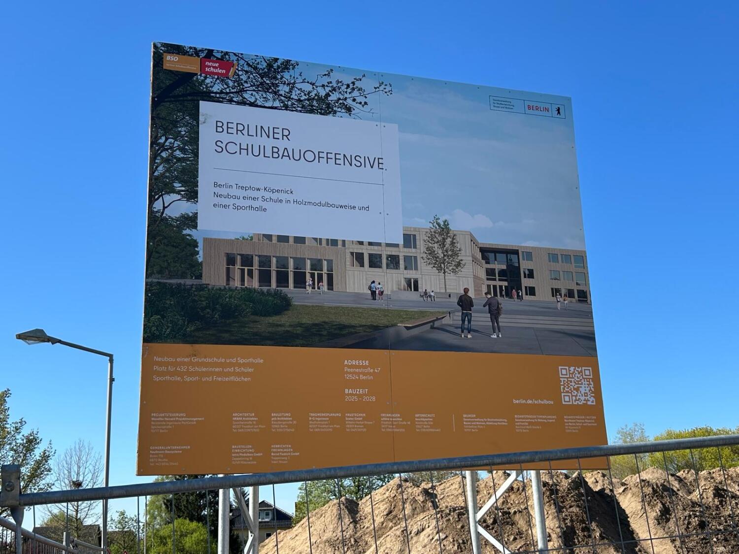 Schild der Berliner Schulbauoffesive