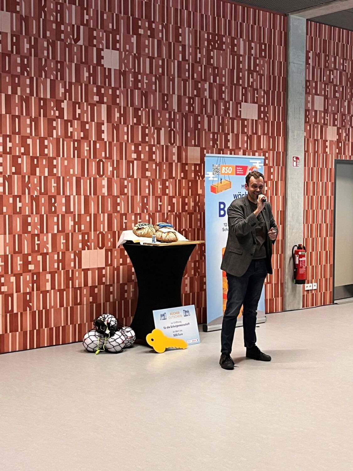 Staatssekretär Dr. Torsten Kühne spricht in der Gemeinsschaftsschule Adlershof