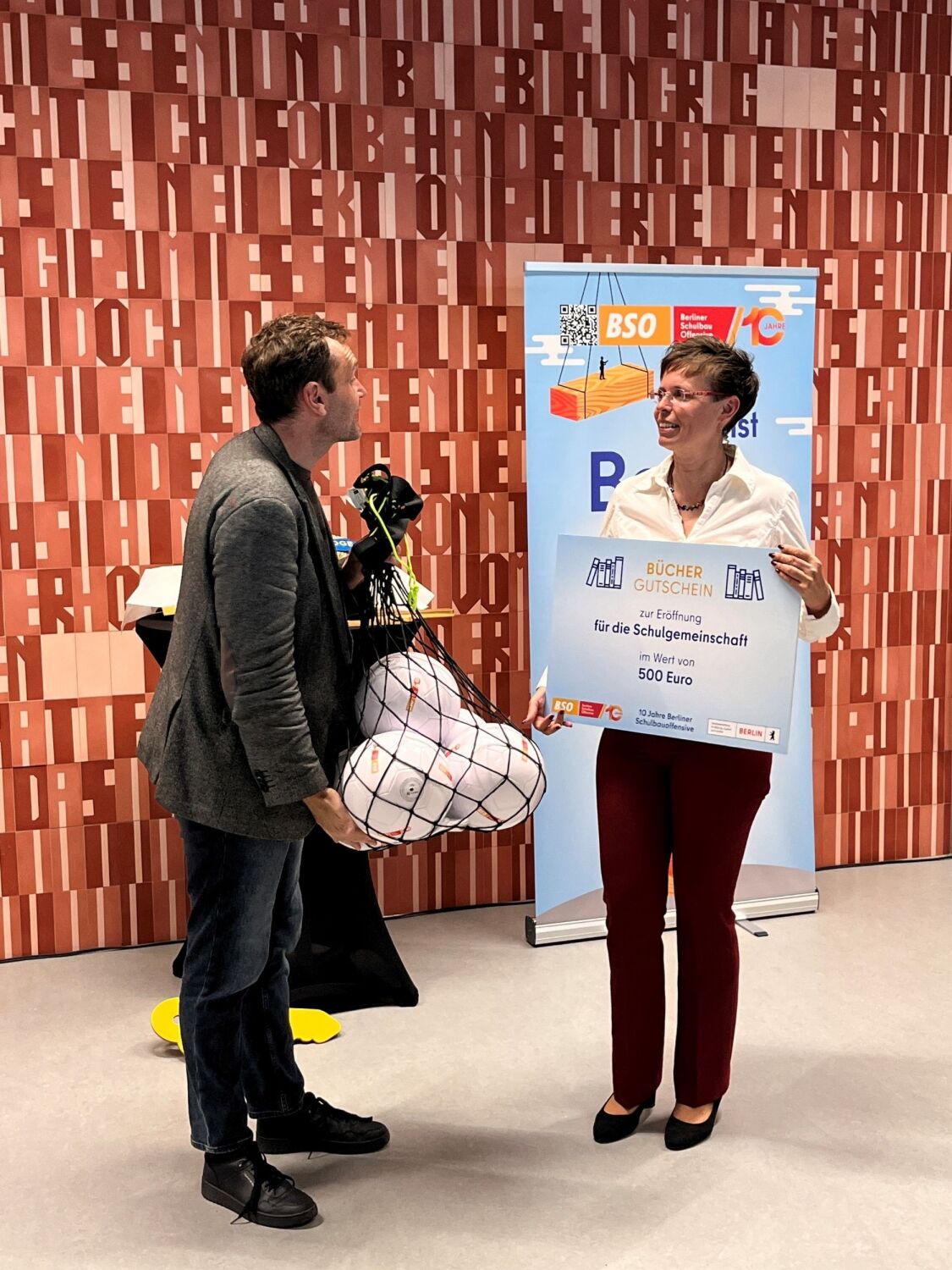 Übergabe eines Büchergutscheins an die Gemeinschaftsschule Adlershof