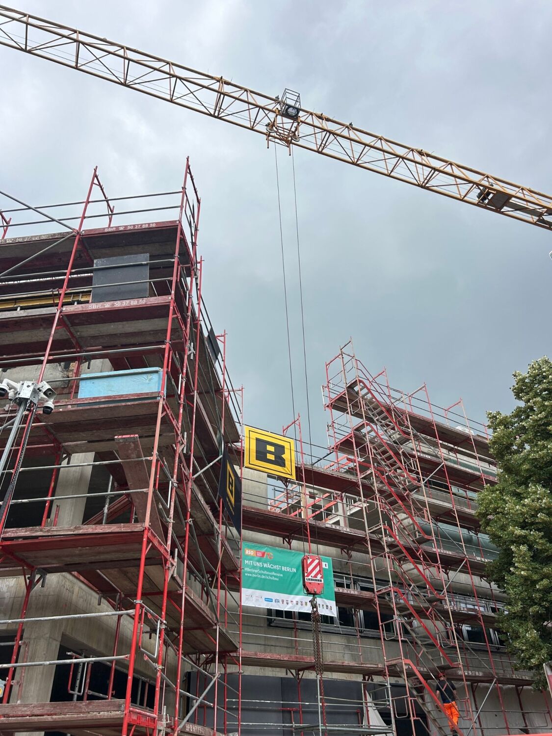 Melli-Beese-Schule mit Baugerüst und Kran