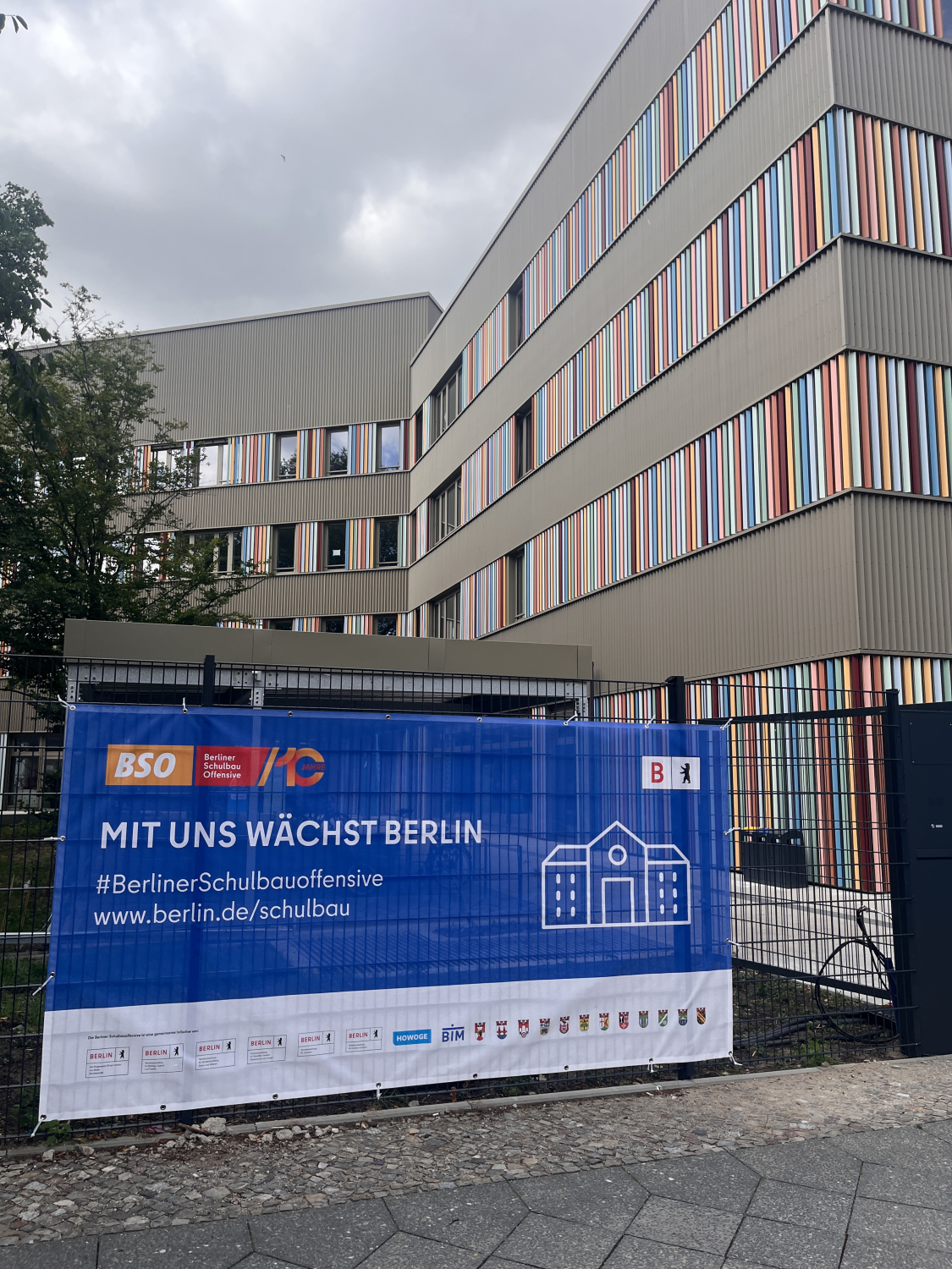 Schulstraße mit BSO-Banner