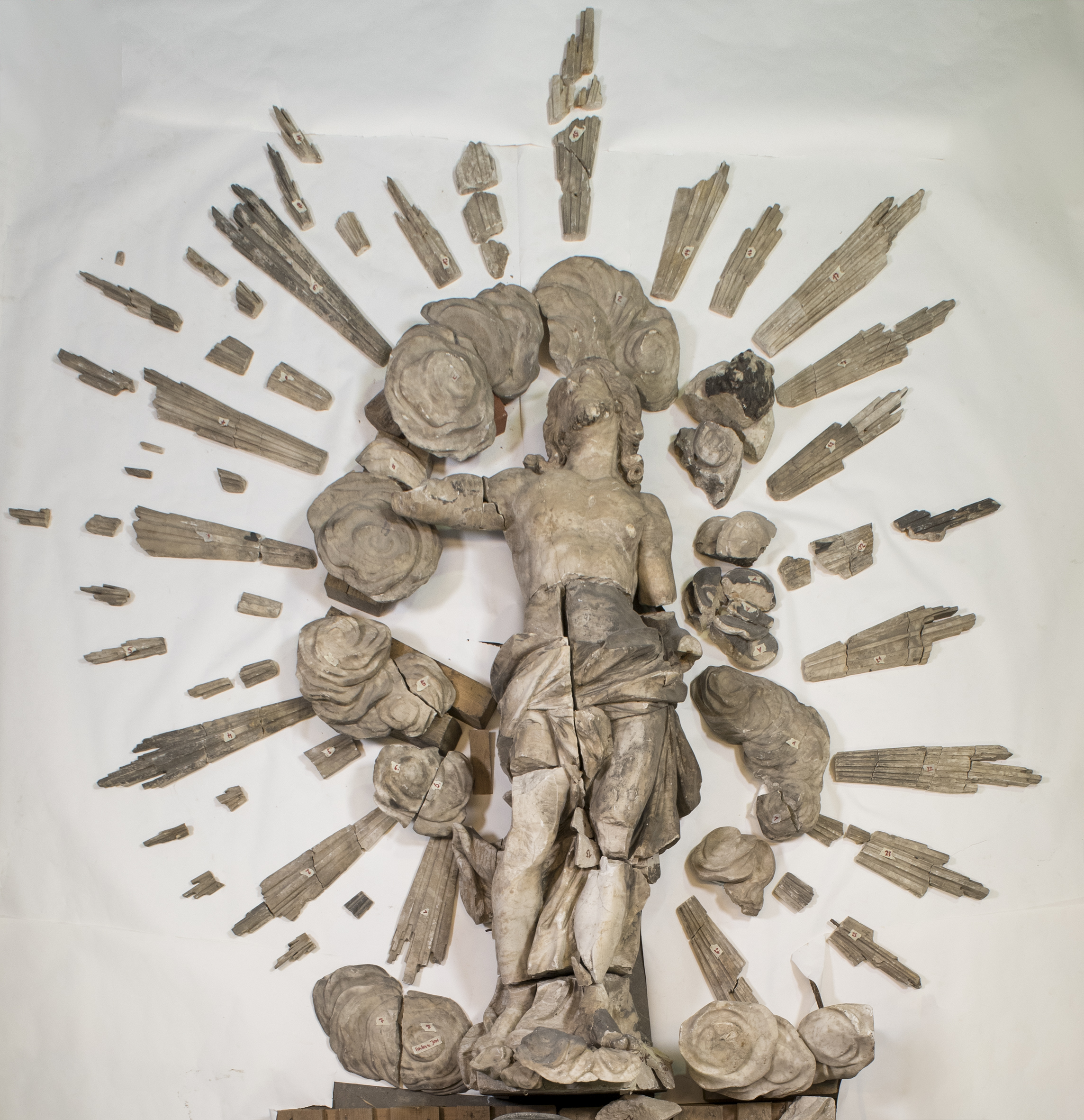Restaurierung der Schindler-Kapelle – Christusfigur mit Strahlenkranz und Wolkenglorie