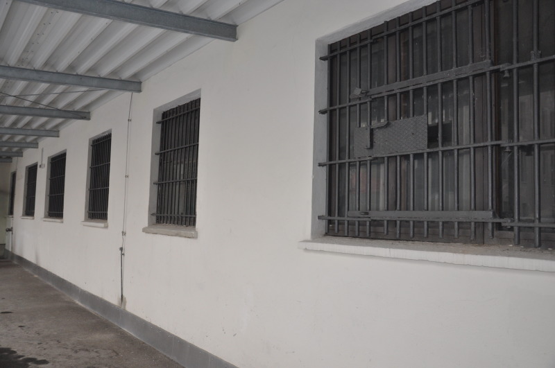 überdachte, vergitterte Fenster des Gefängnisses (Parterre)