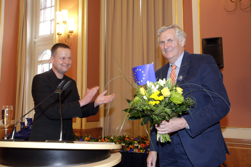 Blumenstrauß an Dr. Klaus Herlitz, Stifter der Preisfiguren 2015-2017