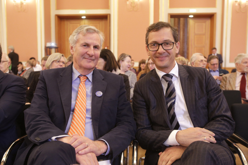 von links nach rechts. Dr. Klaus Herlitz (Buddy Bären Berlin GmbH) und Richard Kühnel, Vertreter der Europ. Kommission in Deutschland 
