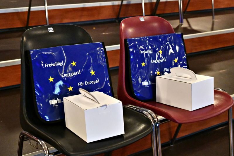 Blick in den Veranstaltungssaal mit Lunchboxen und Engagementtasche