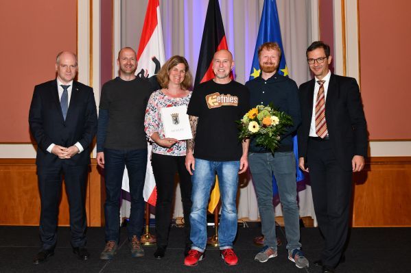 Ehrung vom SportJugendClub Prenzlauer Berg, Kolle 8, Gruppenbild mit dem Europastaatssekretär und dem Vertreter der Europäischen Kommission