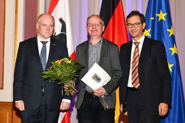 Ehrung von Axel Jürs, Gruppenbild mit dem Europastaatssekretär und dem Vertreter der Europäischen Kommission