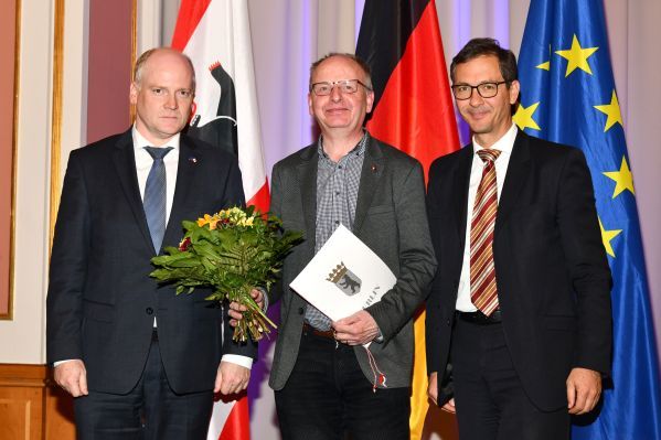 Ehrung von Axel Jürs, Gruppenbild mit dem Europastaatssekretär und dem Vertreter der Europäischen Kommission 