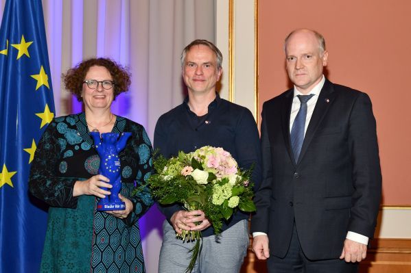 Gruppenbild vom Team des Sonntag-Clubse.V. mit Europastaatssekretär Gerry Woop nach der Übergabe des Blauen Bären 2019