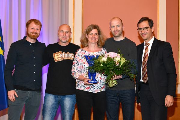 Gruppenbild vom Team SportJugendClub Prenzlauer Berg (Kolle 8) mit dem Vertreter der Europäischen Kommission, Richard Kühnel nach der Übergabe des Blauen Bären 2019